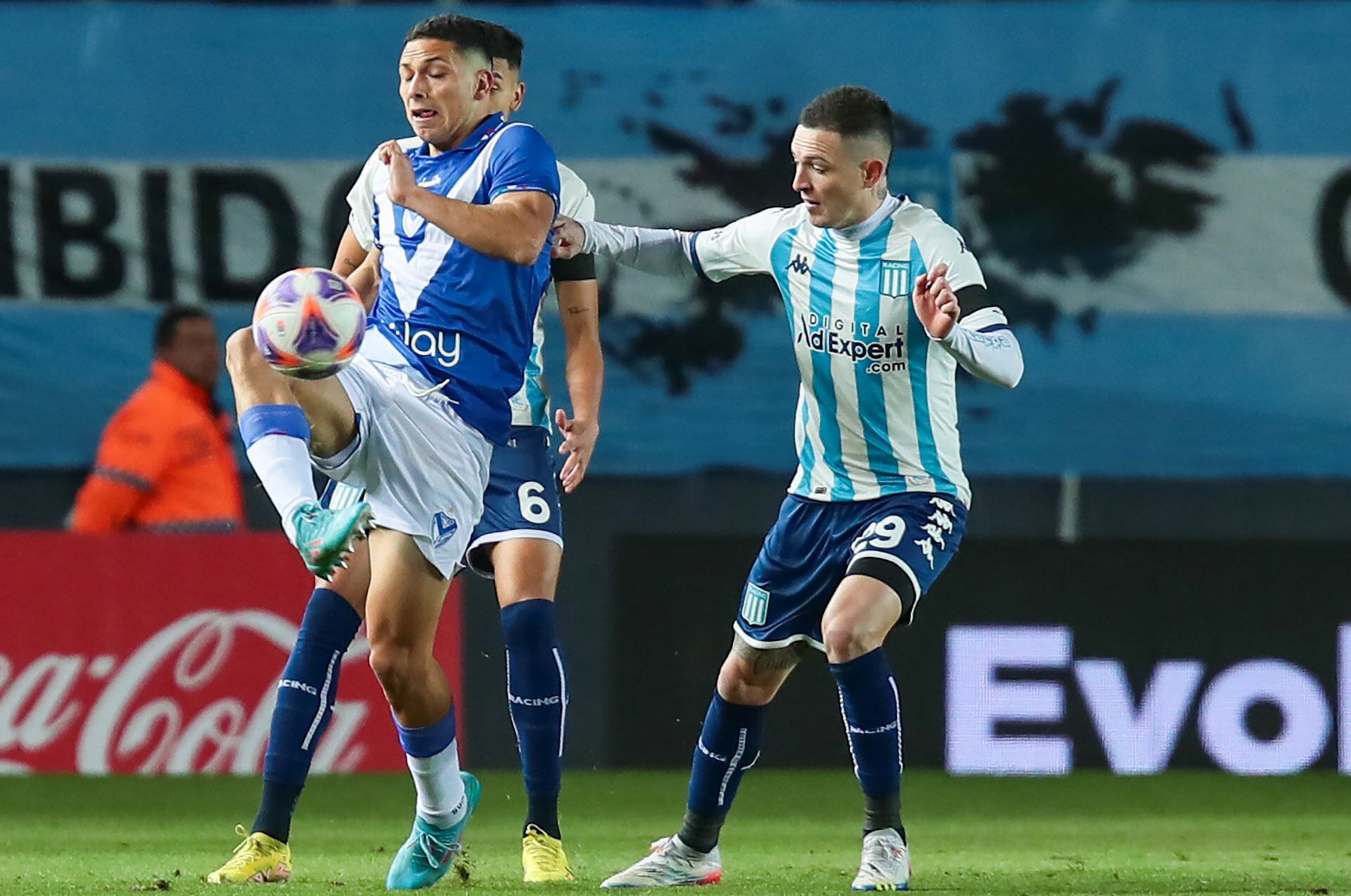 El último partido entre Vélez y Racing en Avellaneda terminó con victoria de la Academia 2-1 (Fotobaires)