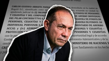 Primer plano de Carlos Gustavo Arrieta Padilla, recortado con borde rasgado blanco, sobre un documento legal borroso en tonos invertidos.