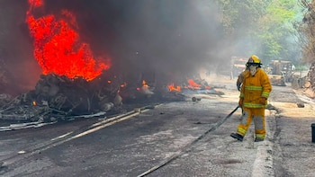 Así fue el incendio de una pipa con combustible en la autopista Puente de Ixtla-Iguala: el fuego alcanzó dos vehículos particulares
