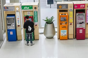 El cajero automático no provocó el desempleo de cajeros humanos cuando salió al mercado. (AP Foto/Sakchai Lalit)