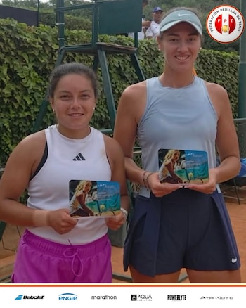 Lucciana Pérez junto a Miriana Tona tras ganar la final del W35 de San Gregorio. Crédito: Federación Peruana de Tenis.