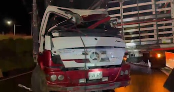 Bomberos, Policía y la Cruz Roja Sogamoso atendieron la emergencia en la vía Sogamoso-El Crucero - crédito Captura video