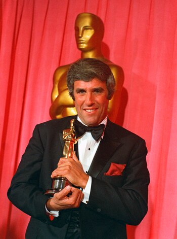 ARCHIVO - Burt Bacharach posa con su Oscar a mejor canción original por "Butch Cassidy and the Sundance Kid" en la 42a entrega anual de los Premios de la Academia en Los Angeles el 7 de abril de 1970. Bacharach murió el 8 de febrero de 2023 en su casa en Los Angeles, dijo su publicista. Tenía 94 años. (Foto AP, archivo)