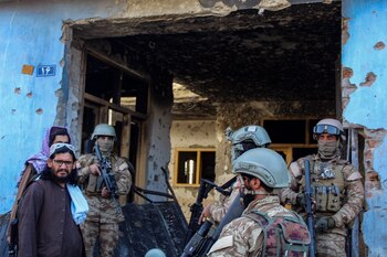 Talibanes inspeccionan un refugio de