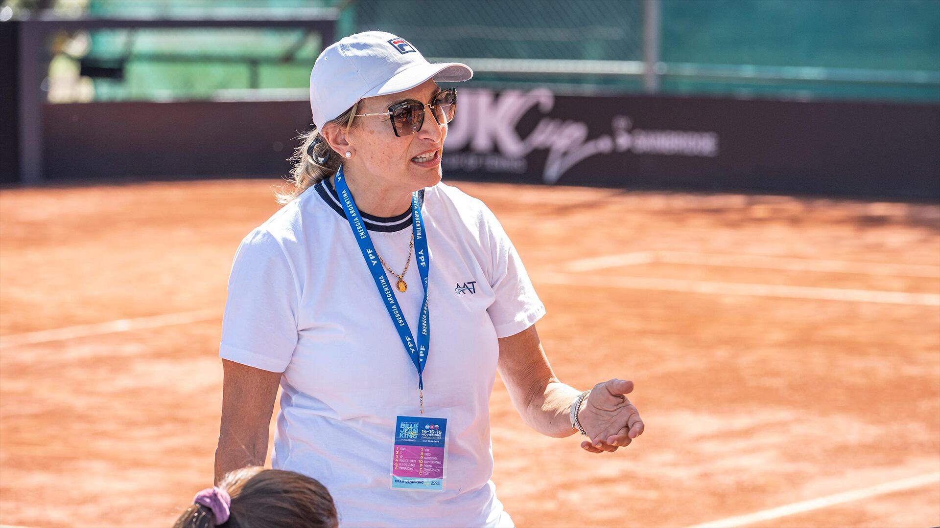 La capitana de la Selección Argentina de Tenis Femenina Mercedes Paz sigue de cerca el trabajo del equipo argentino durante la práctica en el Córdoba Lawn Tenis Club (Crédito: Prensa AAT/Florencia Agulló)