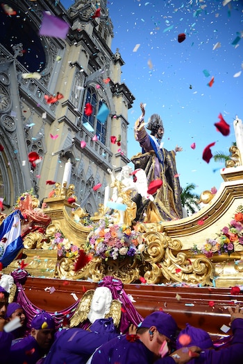 Procesión y transfiguración del Divino Salvador del Mundo, fiestas patronales de San Salvador, El Salvador