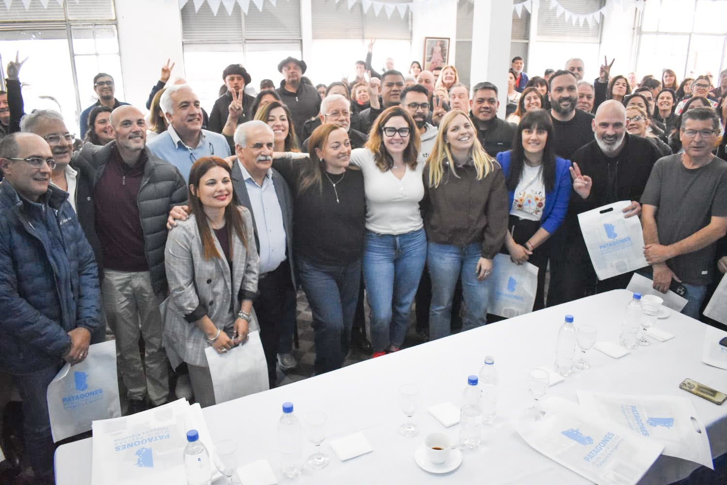 Cecilia Moreau y otros dirigentes del FR, en Carmen de Patagones