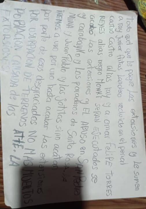 Un papel con amenazas fue hallado dentro de la unidad durante el registro policial. | Foto: Carabayllo Opina