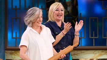 La cocinera Eva Arguiñano y la presentadora Belén Esteban, en el plató de 'La Revuelta'. / Captura de pantalla