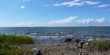 El lago Vänern, el más grande de Suecia y la Unión Europea, abarca 5.655 kilómetros cuadrados y contiene un archipiélago de 22.000 islas únicas (Wikipedia)