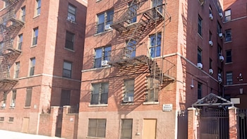 Milagro en el Bronx: un bebé de un año sobrevive tras caer cinco pisos por una ventana
