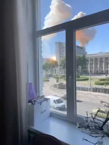 Los medios publicaron imágenes del ataque que muestran explosiones y una gran columna de humo negro sobre la ciudad (Reuters)