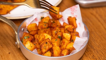 Unas patatas de restaurante: el truco de los cocineros para usar menos aceite y que queden igual de crujientes