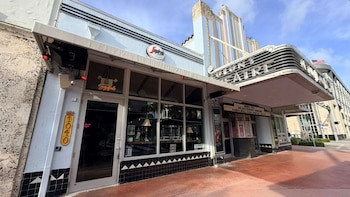 Cierra uno de los cafés más influyentes y queridos de Miami Beach tras 26 años de servicio