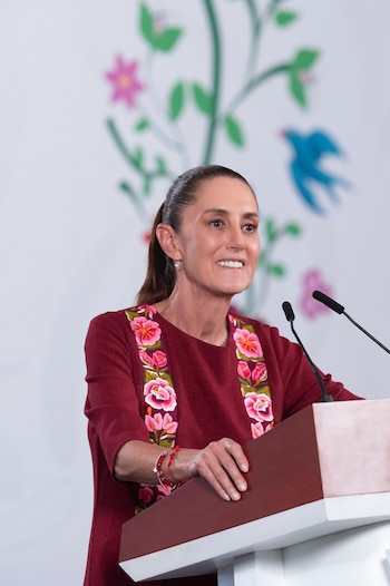 La presidenta calificó de ilegal el uso de los emblemas extranjeros en patrullas de Chihuahua. Crédito: Presidencia de México