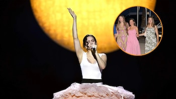 La reina Letizia y sus hijas Leonor y Sofía disfrutaron del concierto de Rosalía en Madrid: sus looks informales y juveniles