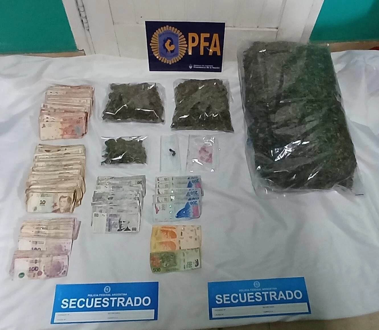La Policía Federal secuestró marihuana cocaína pastillas de éxtasis armas dinero y celulares (Crédito: 0223)