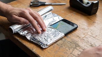 Qué tan cierto es que si envuelves tu celular en papel aluminio bloqueas la señal y no te pueden rastrear