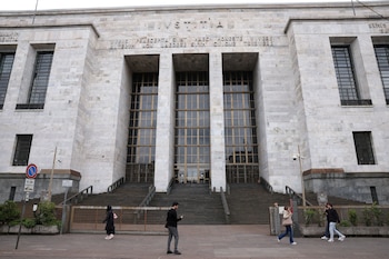 El Tribunal de Milán, donde la Fiscalía General evalúa revocar el indulto a Nicole Minetti tras el testimonio de una ex empleada de su rancho en Uruguay. (REUTERS/Claudia Greco/Archivo)