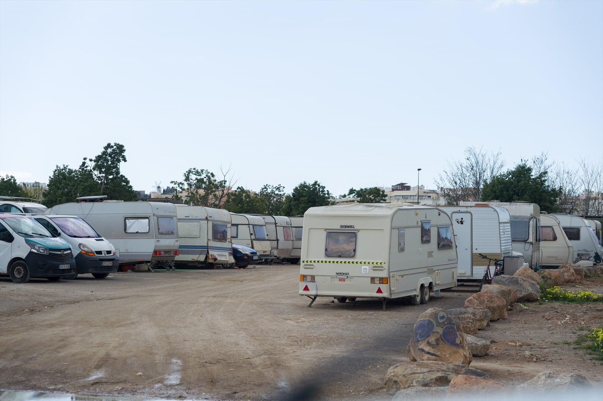 Asentamiento de autocaravanas en el aparcamiento de Es Gorg, en Ibiza, en 2025. (Germán Lama / Europa Press)