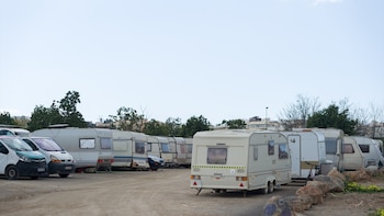 El precio de la vivienda obliga a trabajadores en Ibiza a vivir en caravanas y camiones: “Es muy triste ver cómo la gente que ha nacido aquí tiene que irse”