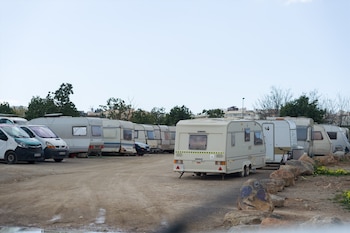 Asentamiento de autocaravanas en el aparcamiento de Es Gorg, en Ibiza, en 2025. (Germán Lama / Europa Press)