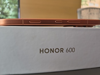 La batería de 7000 mAh, combinada con carga rápida de 80W y carga inversa de 27W, posiciona al HONOR 600 como líder en autonomía dentro del segmento.