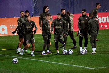 Los jugadores del Atlético de Madrid; el defensa Mario Hermoso (i), los centrocampistas Marcos Llorente (2-i), Koke Resurrección (c), Sául Ñíguez (c-d) y el delantero uruguayo Luis Suárez (3-d); participan el pasado 15 de diciembre en una sesión de entrenamiento en la Ciudad Deportiva Wanda. EFE/Kiko Huesca/Archivo
