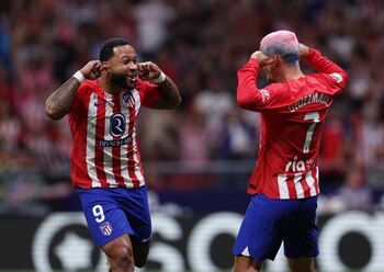 Depay y Griezmann celebran el