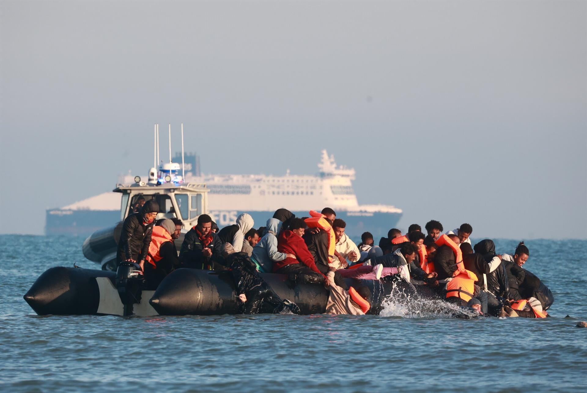 Reino Unido y Francia acordaron detener los cruces de inmigrantes indocumentados