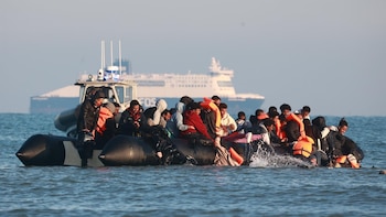 Detuvieron a un ciudadano sudanés en el Reino Unido tras la muerte de cuatro migrantes en un naufragio en el canal de la Mancha