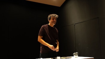 La obra recorre emociones como ansiedad, tristeza, miedo, amor y esperanza, desde un formato íntimo entre concierto y confesión.