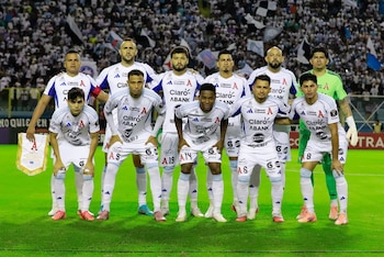 Los atacantes de Alianza lucharon por un balón disputado en el área rival. Pese a dominar la posesión, el conjunto salvadoreño adoleció de contundencia para acortar la ventaja global de tres goles (Cortesía: @AlianzaFC_sv).