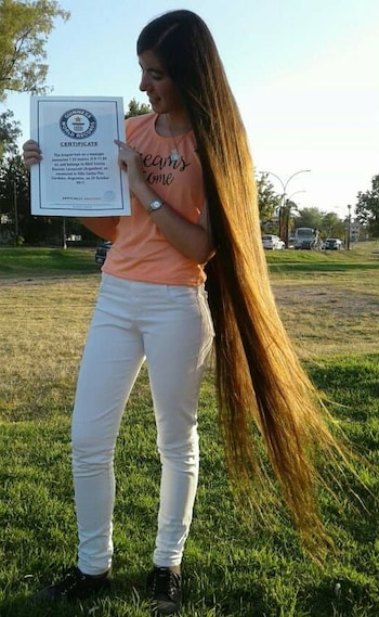 Abrl con su certificado de