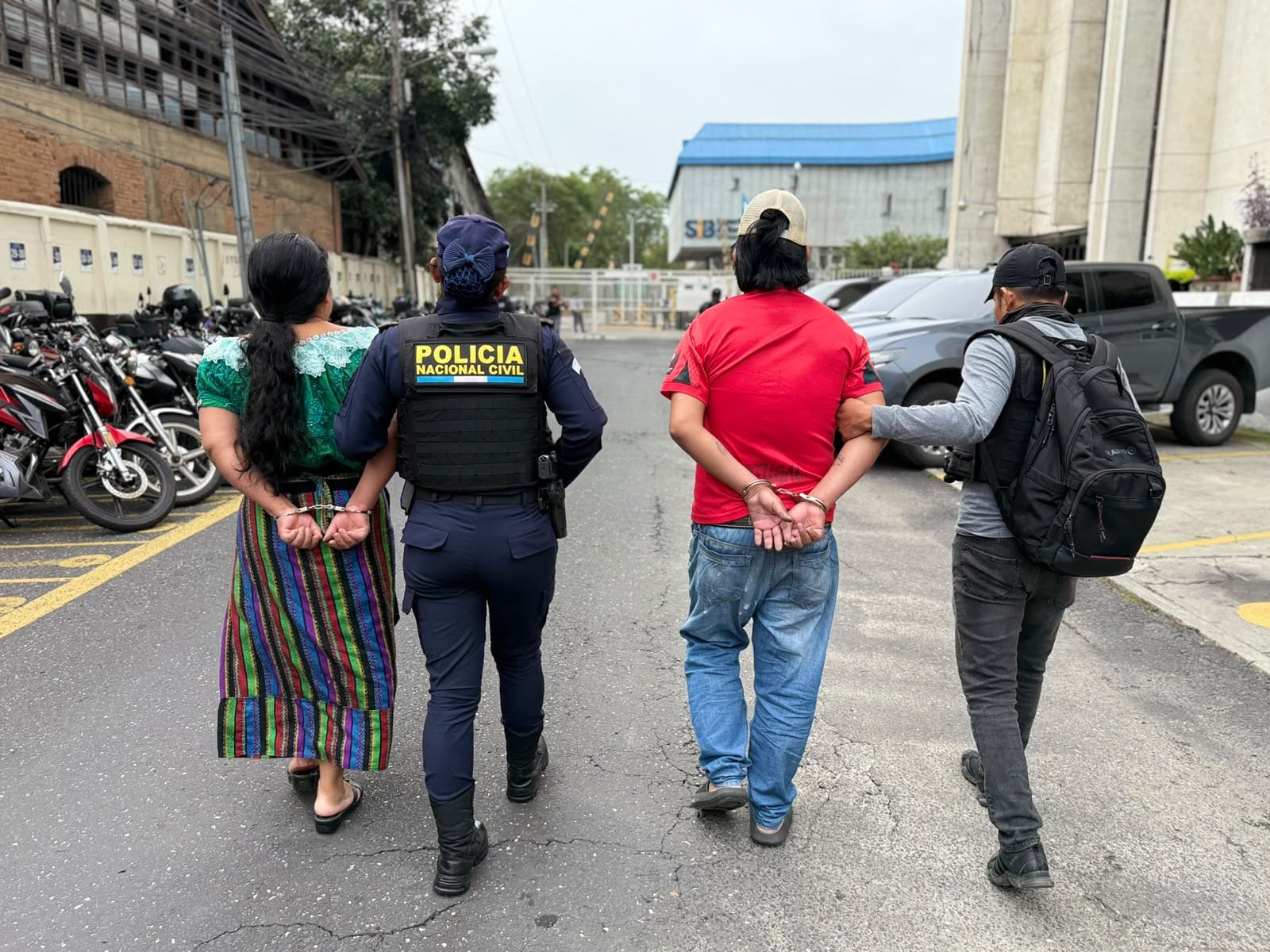 Hugo André Molina Miranda, presunto integrante de la Mara Salvatrucha con ocho órdenes de captura, fue arrestado en la zona 7 capitalina, junto con su madre. (PNC de Guatemala)