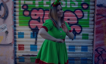 Con humor y crítica social,