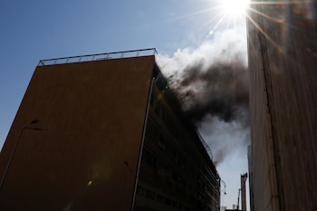 El humo se eleva desde