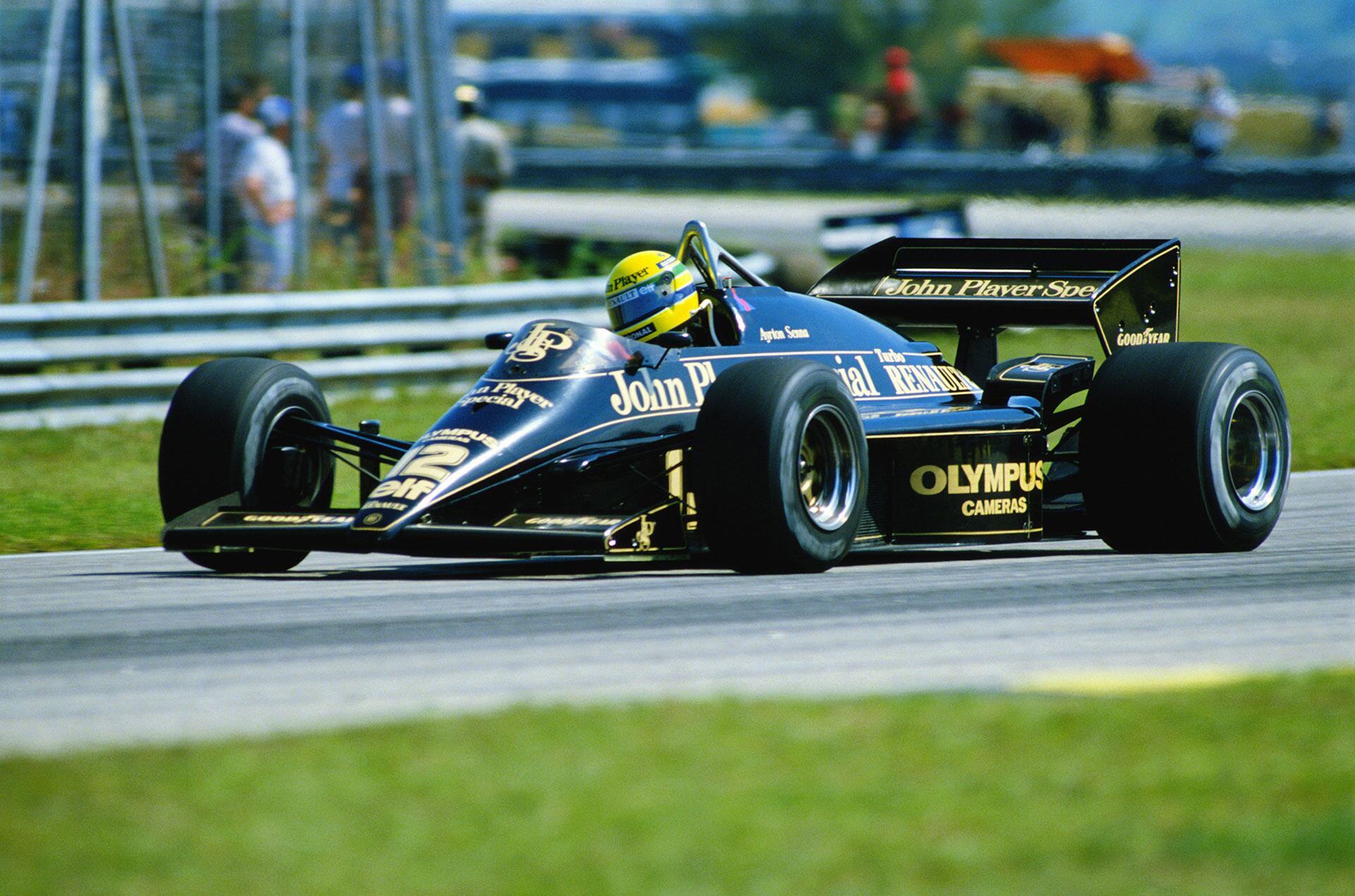 Ayrton Senna con el Lotus 97 con el que ganó su primera carrera en la F1 (Getty)
