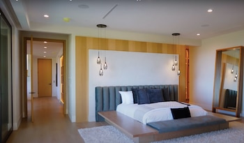 Eugenio Derbez y Alessandra Rosaldo mansión Los Ángeles