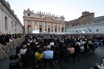 Miles de fieles rezaron por