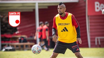 Arturo Vidal sorprendió con su presencia en la sede de Santa Fe: esta fue la razón de la visita del futbolista chileno a Bogotá