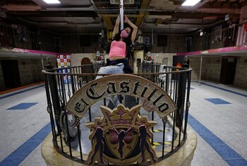 Una joven fue registrada al practicar pole dance en el Castillo de las Artes en Bogotá (Colombia). EFE/Mauricio Dueñas