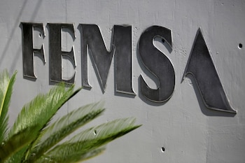 Oxxo pertenece a FEMSA, el mayor embotellador de Coca Cola en el mundo. REUTERS / Daniel Becerril / Foto de archivo