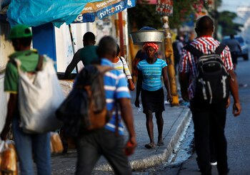 Personas caminan por las calles