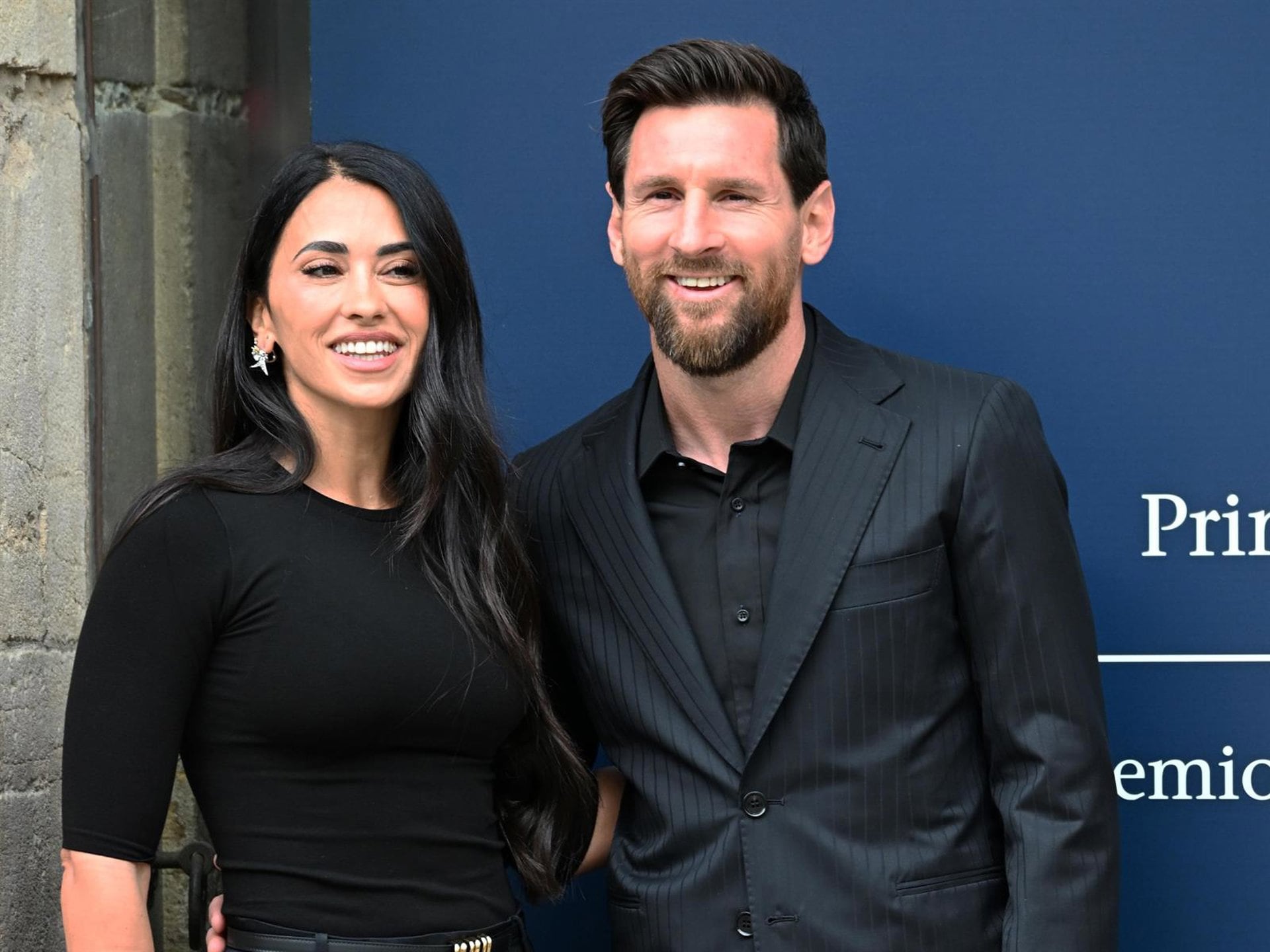 Leo Messi desata la locura a su llegada a Oviedo junto a Antonella Roccuzzo para recibir el Princesa de Asturias