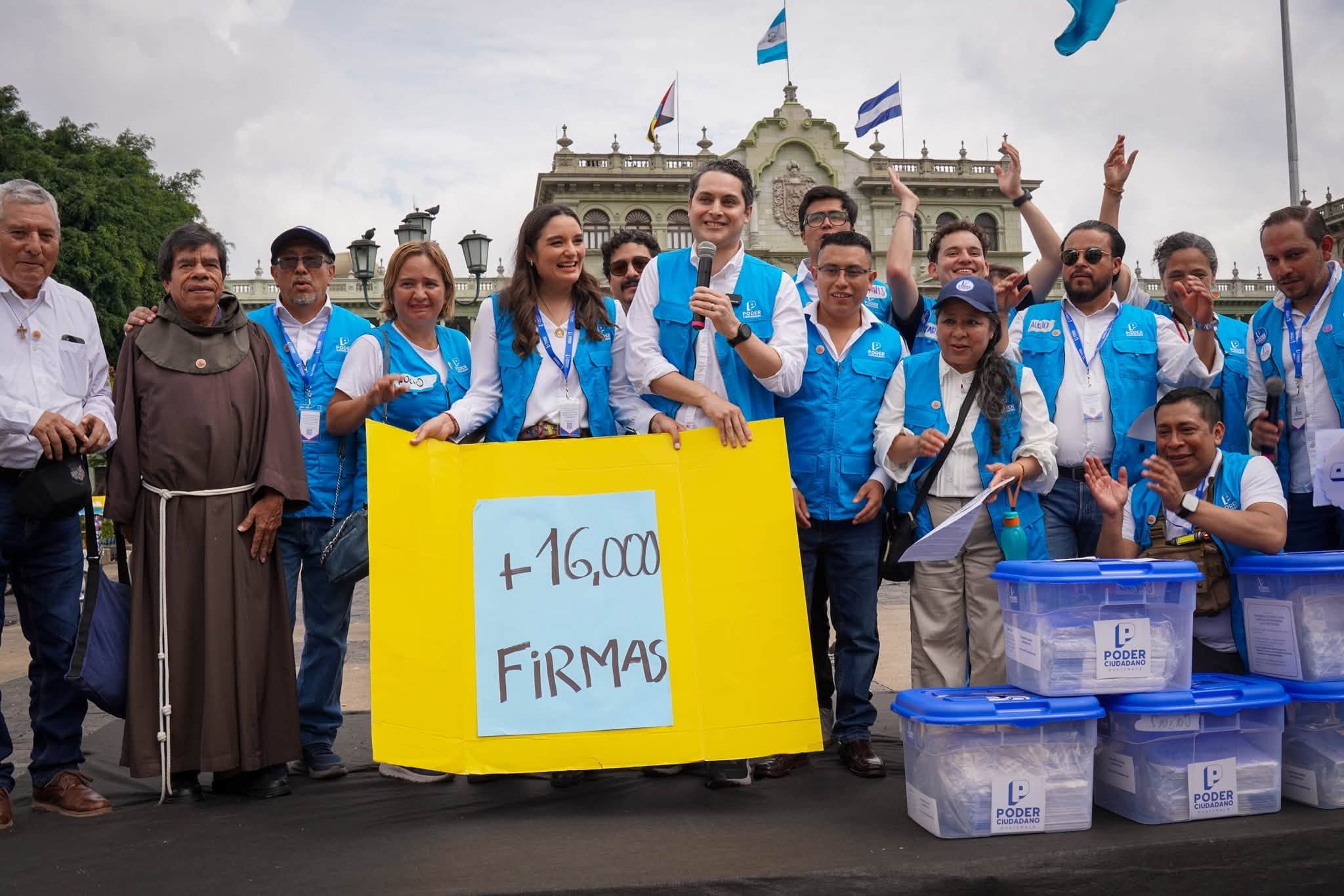 Una multitud con distintivos de la organización Poder Ciudadano participa en una concentración política frente al Palacio Nacional de la Cultura en Ciudad de Guatemala. (Poder Ciudadano GT)