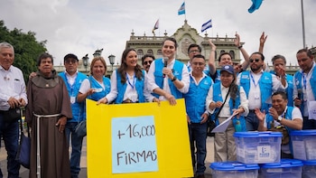Organización Poder Ciudadano entrega 16,500 firmas al Congreso de Guatemala para impulsar una reforma constitucional judicial