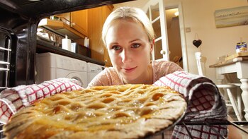 Una mujer muestra el resultado