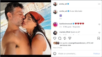 Captura de pantalla de una publicación de Instagram en la que un hombre besa en la mejilla a una mujer con pañuelo rojo