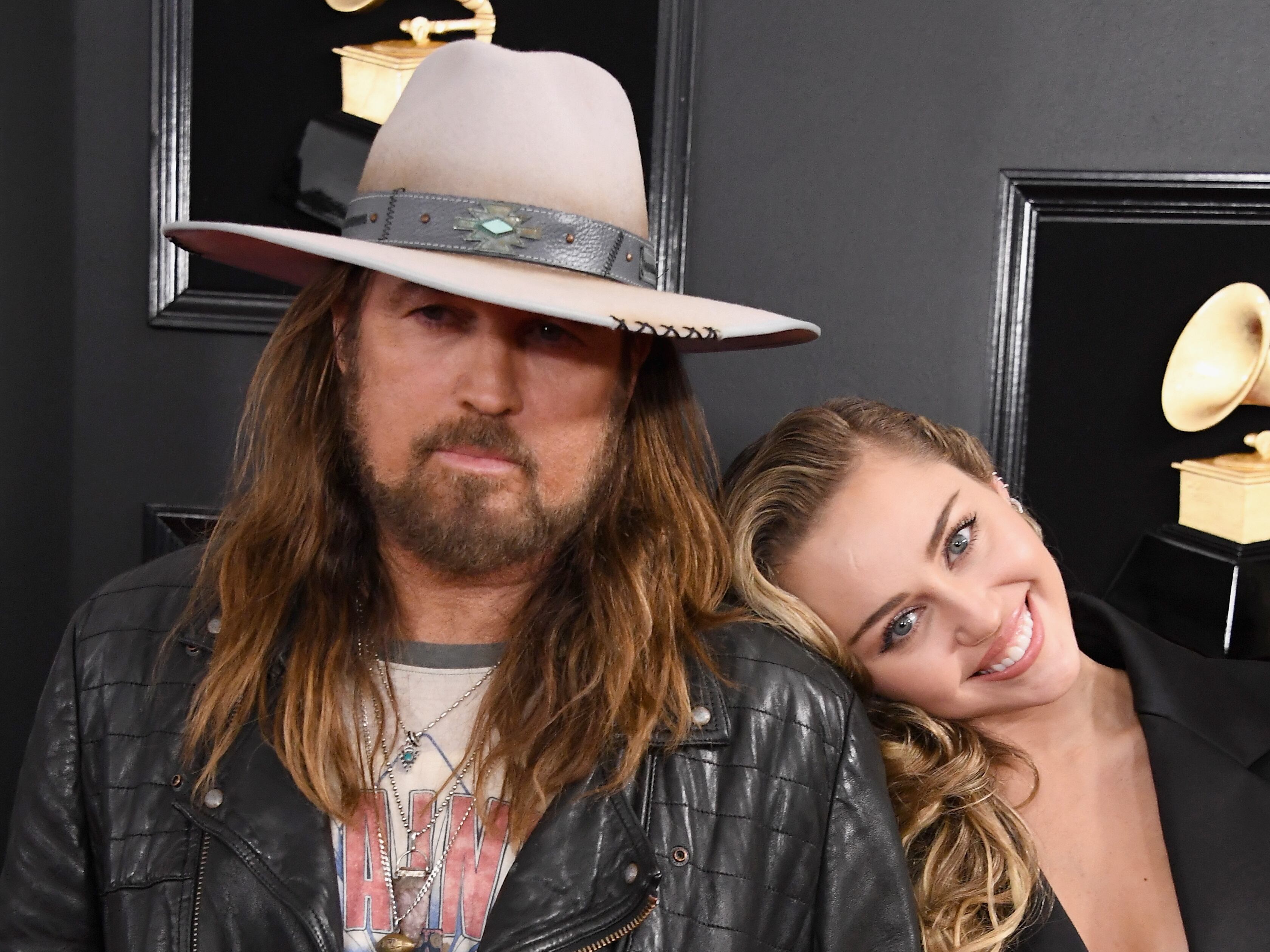 Miley Cyrus aseguró que ella y Billy Ray Cyrus no toman terapia sino hacen música. (Steve Granitz/WireImage)